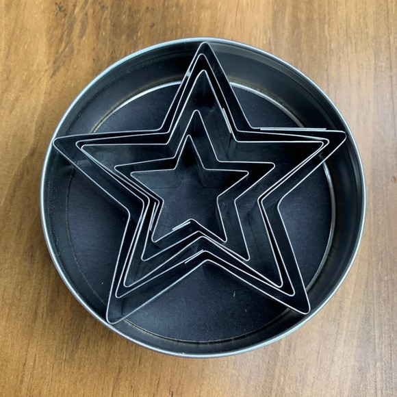 Fox Run Stainless Steel Star Cookie Cutters 5-Piece Set Tin - Picture 5 of 6